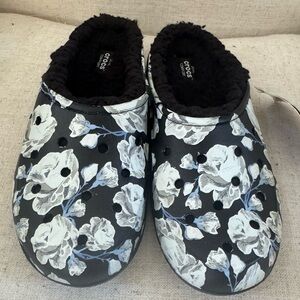 New w Tags Rare Crocs 203762 Freesail Fleece Lined Relaxed Fit Clog Black Rose 7
